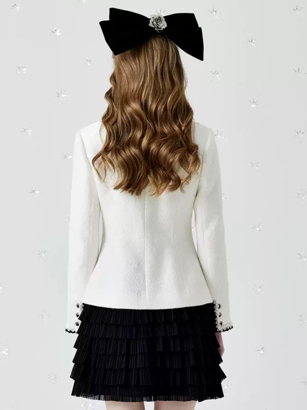 Short coat with contrasting colors and wavy edges