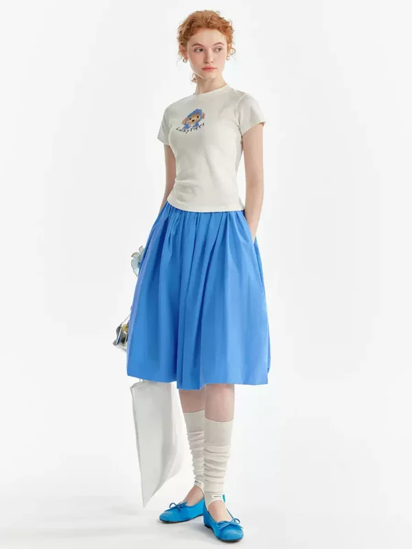 A short-sleeved woman with a puppy print