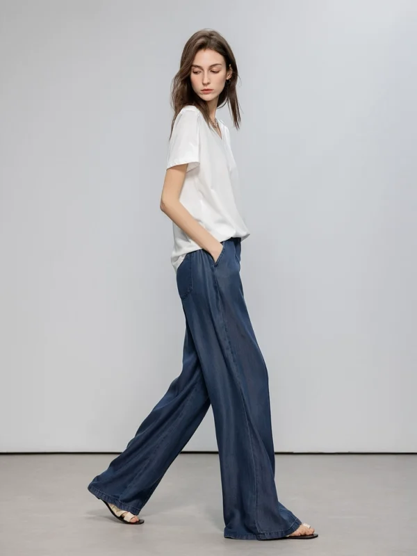 Wide-leg jeans with comfortable elastic waist and drape