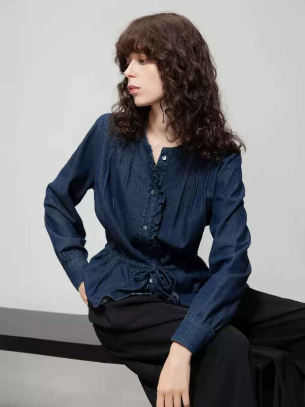 Round-neck black ear trim and drawstring denim shirt