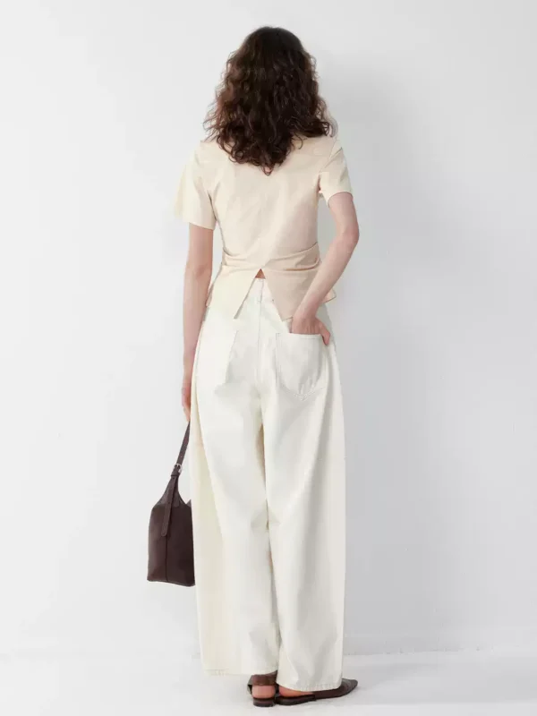 Ladies with pleated waist-cinching short-sleeved shirts