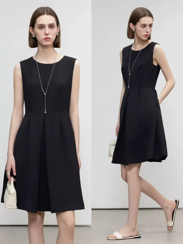 I-shaped pleated mini skirt with a cinched waist