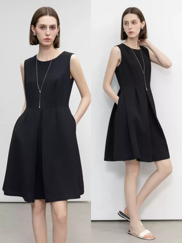 I-shaped pleated mini skirt with a cinched waist