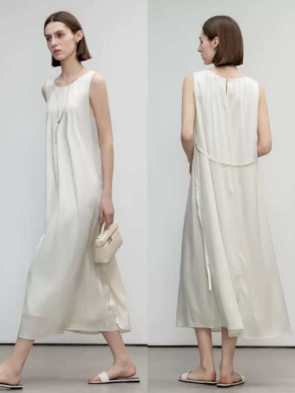 Elegant pleated round-neck dress