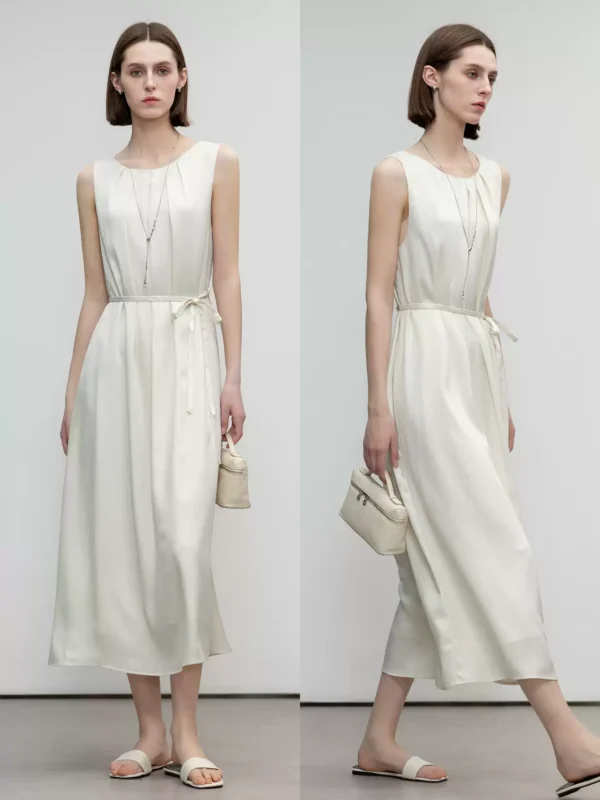 Elegant pleated round-neck dress