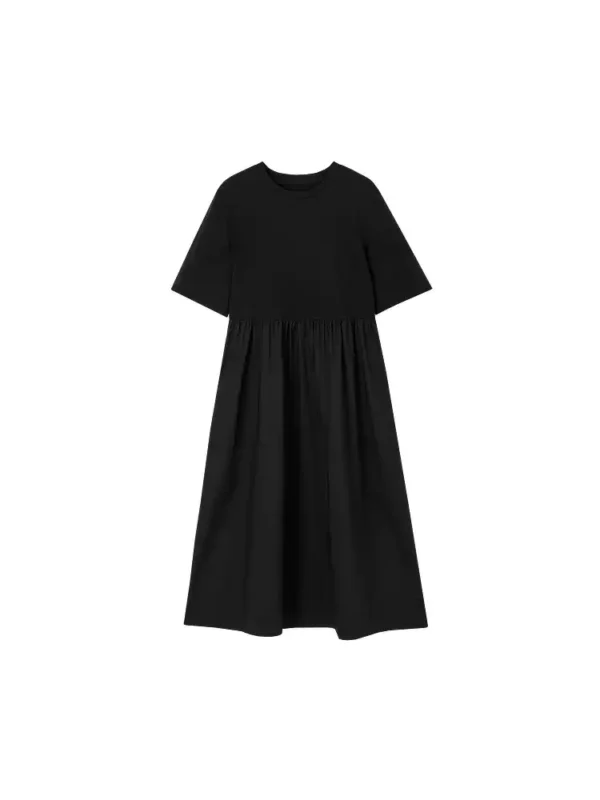 A laid-back style black dress with a round neck