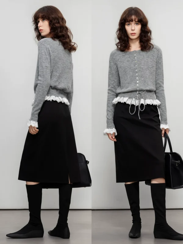 A soft and soft knitted sweater with a round-neck tie