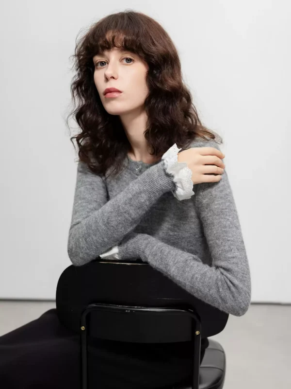 A soft and soft knitted sweater with a round-neck tie