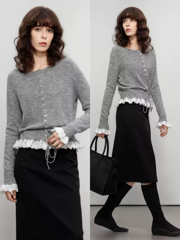 A soft and soft knitted sweater with a round-neck tie