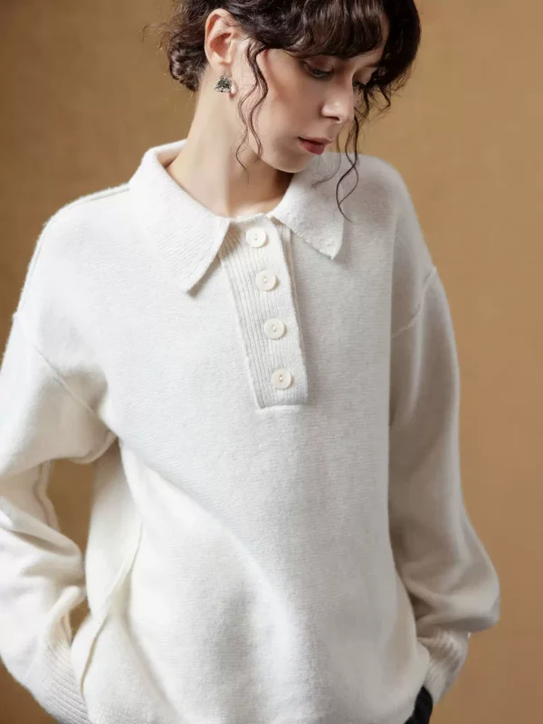 A simple soft and laid-back lapel sweater
