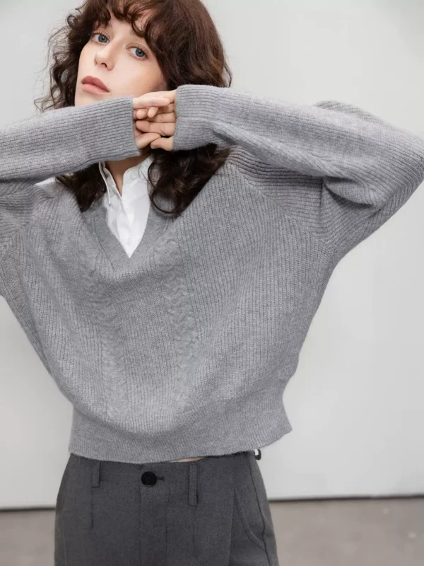A collared knitted sweater with contrasting colors