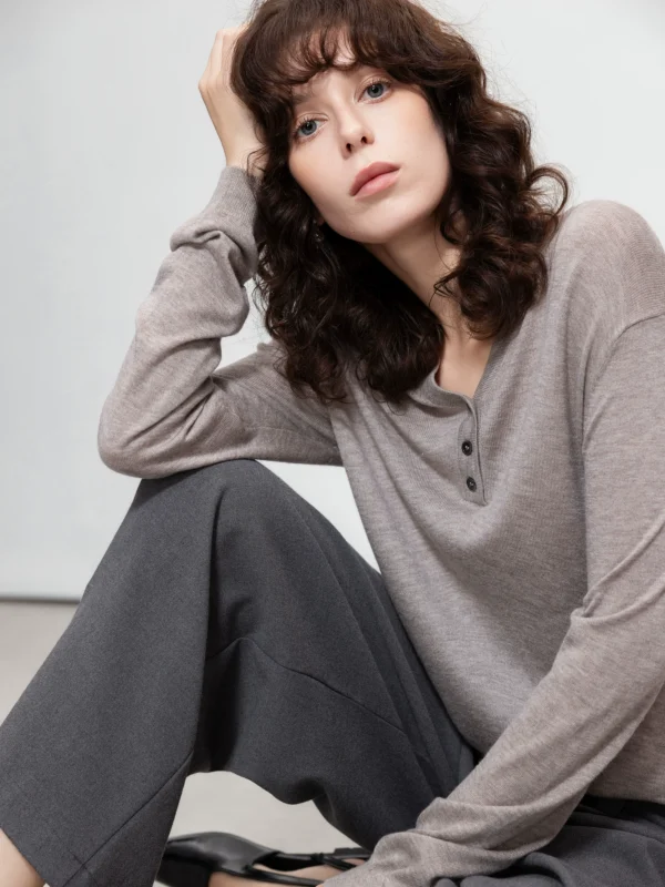 Three-button long-sleeved knitted sweater