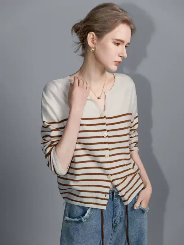 A fashionable striped thin commuter knitted cardigan