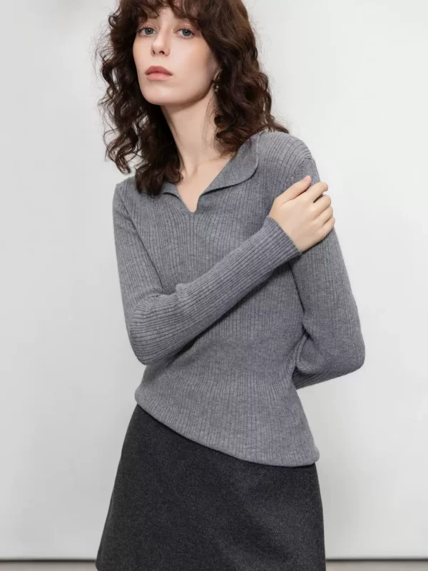 A woman in a light and mature lapel sweater