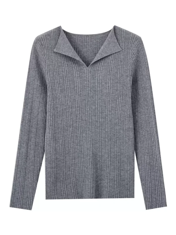 A woman in a light and mature lapel sweater