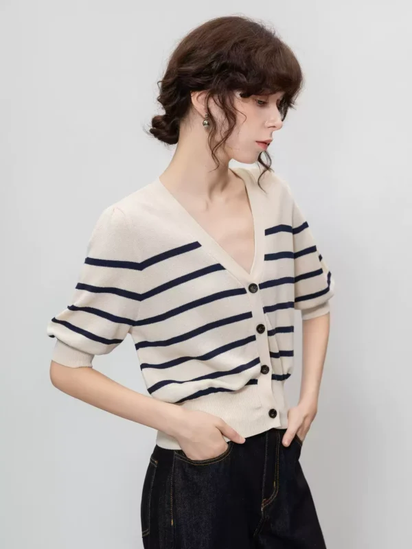 A woman in a light and mature lapel sweater