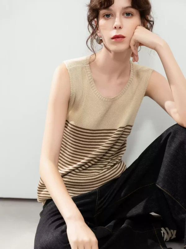 Retro-style sleeveless contrasting color striped sweater