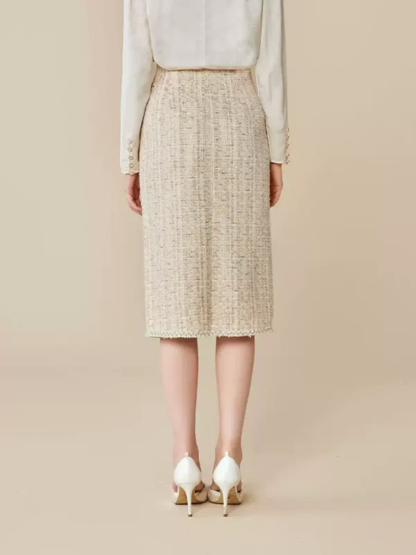 The Chanel-style slit skirt wraps around the buttocks - Image 2