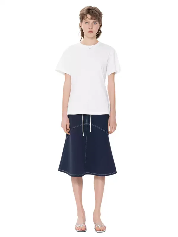 Loose, elastic and waist-cinching T-shirt