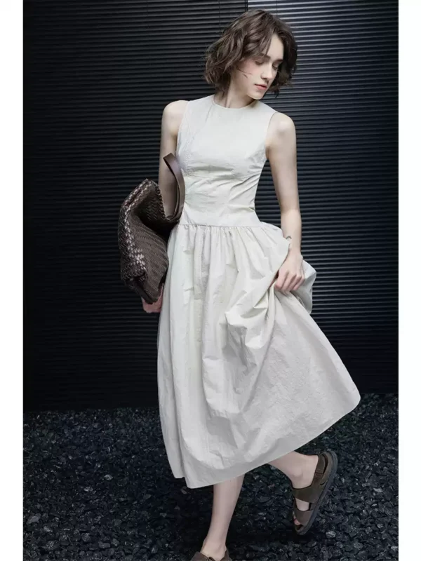 A slimming sleeveless mid-length dress for women - Image 3