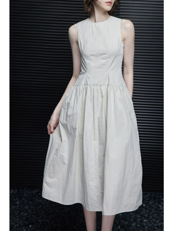 A slimming sleeveless mid-length dress for women - Image 2