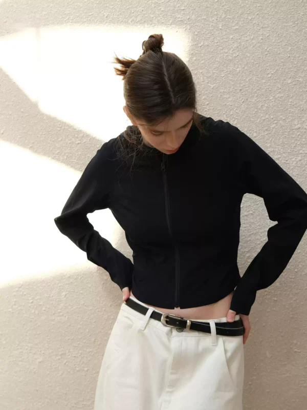 A thin-sleeved hooded jacket with shoulder straps - Image 4