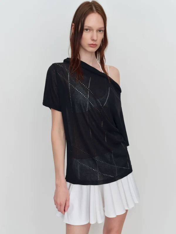 Wear T-shirts with irregular collars frequently - Image 3
