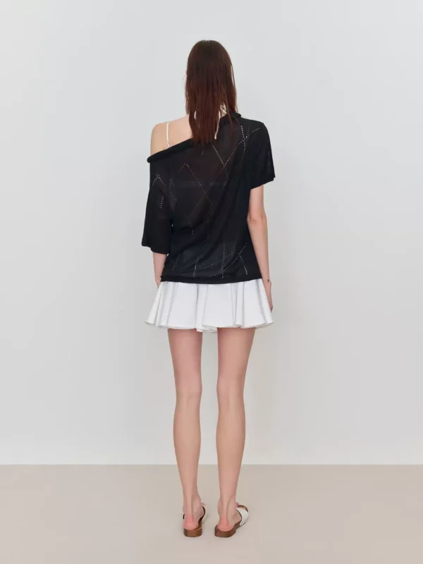 Wear T-shirts with irregular collars frequently - Image 2