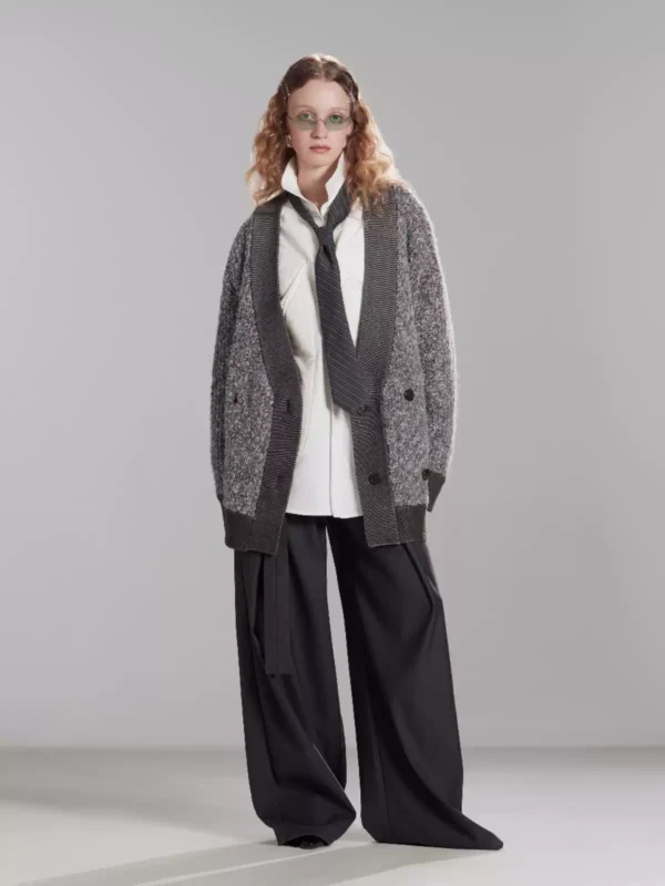A laid-back blue-gray sweater - Image 2