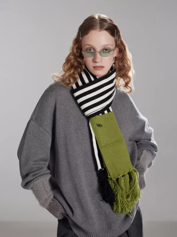 A laid-back grey cashmere sweater for a woman - Image 2
