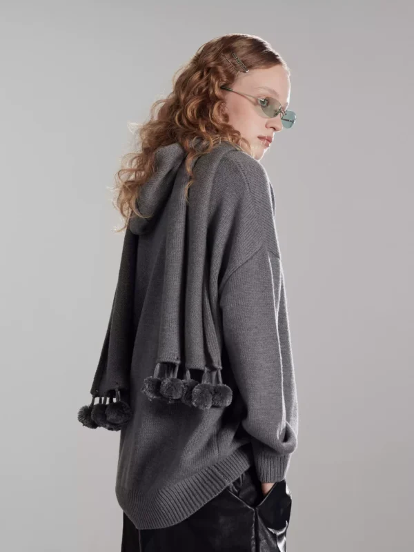 A laid-back grey cashmere sweater for a woman - Image 3