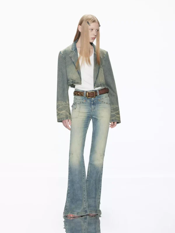 A short denim set with a large lapel and cat whiskers