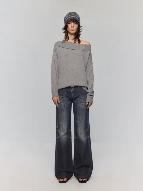 Low-waisted loose slightly flared jeans for women