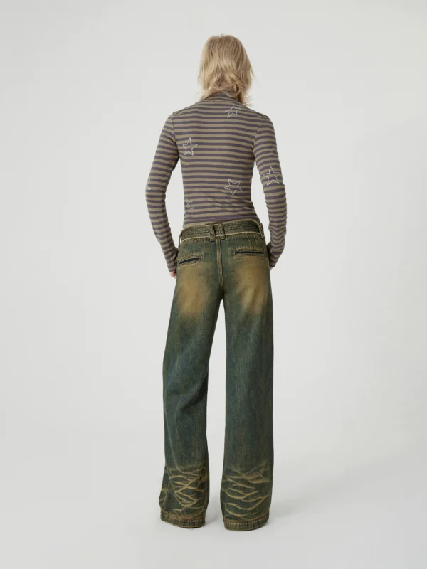 The belt is paired with distressed washed low-rise jeans - Image 3