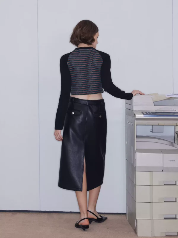 A slim and slimming mid-length leather skirt for women - Image 3