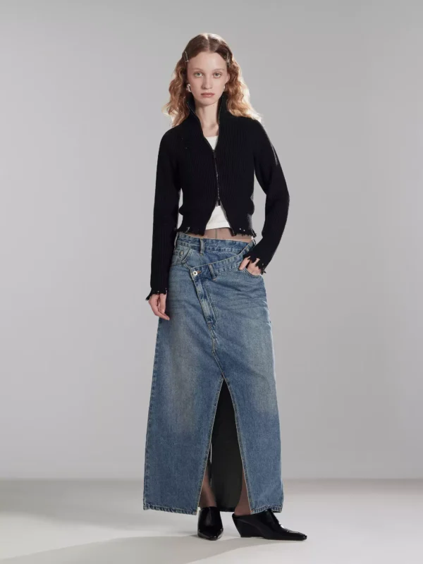 A niche A-line skirt with a slanted front