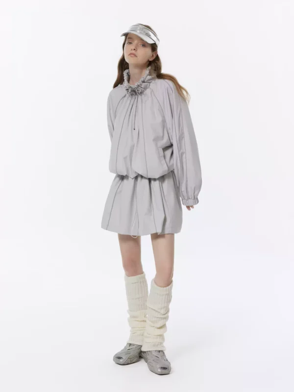 A niche drawstring waist-cinching short skirt