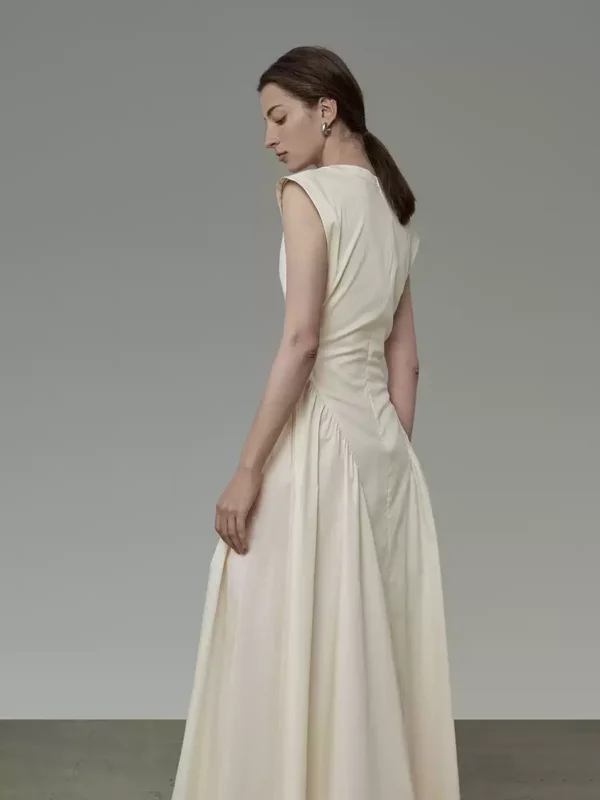 A sleeveless, cinched waist, niche and high-end dress - Image 3