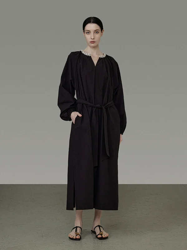 A long-sleeved V-neck dress with a pleated design - Image 2