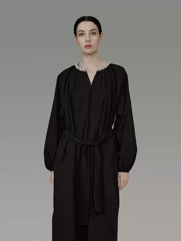 A long-sleeved V-neck dress with a pleated design - Image 3