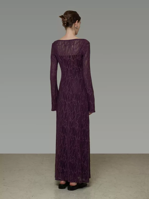 A woman in a large U-neck jacquard dress - Image 3