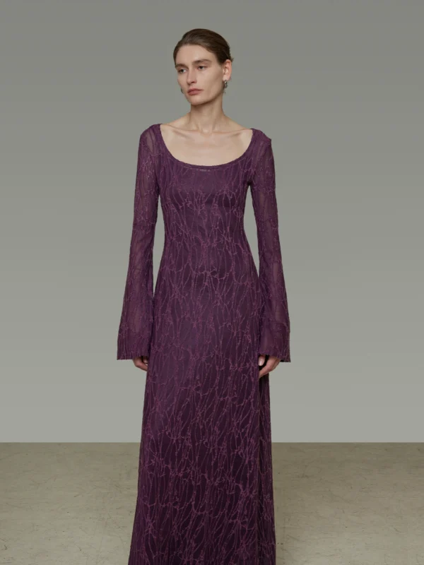 A woman in a large U-neck jacquard dress - Image 2
