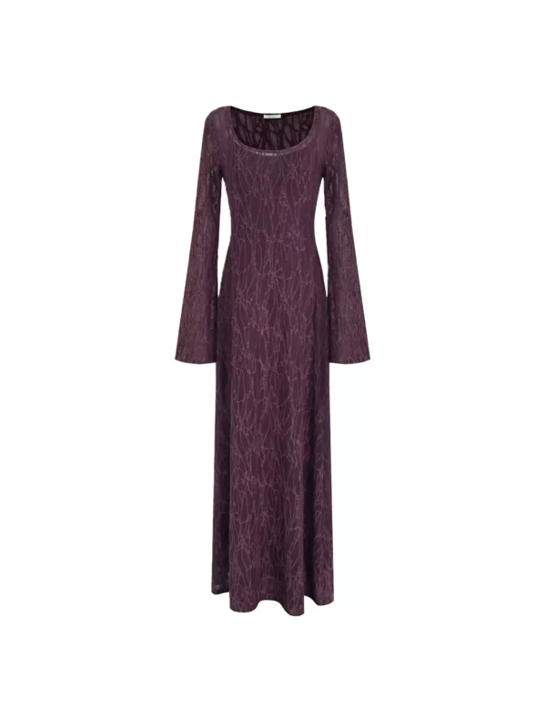 A woman in a large U-neck jacquard dress - Image 4