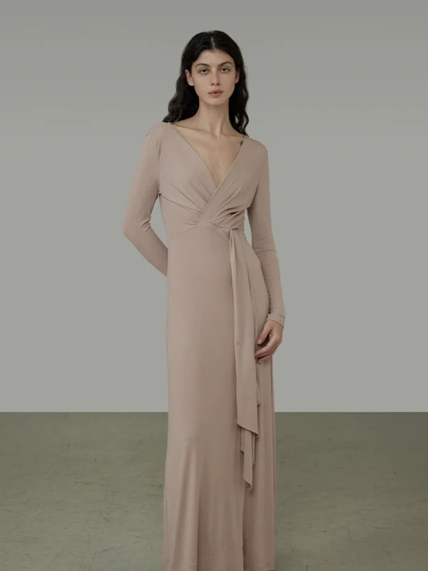 Waist-cinching and figure-hugging long dress - Image 3
