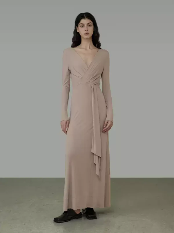 Waist-cinching and figure-hugging long dress - Image 2