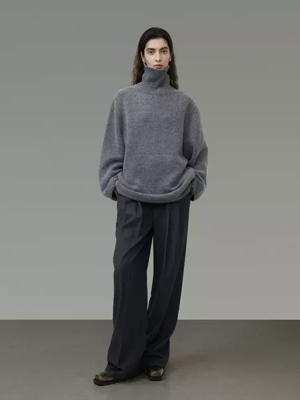 A laid-back high-neck sweater girl